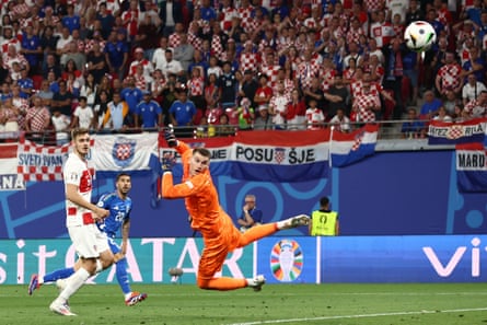 Mattia Zaccagni of Italy scores the side’s first goal.