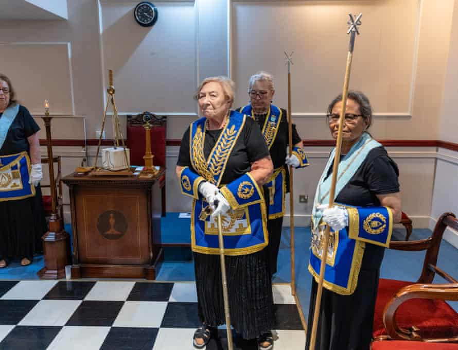 Flora Quintner, 84 ans, professeur d'anglais et de droit à la retraite de Chingford dans le Grand Londres, entre dans le temple lors de la réunion.