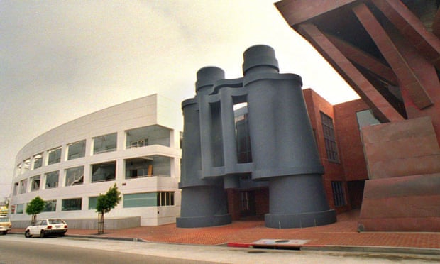The binoculars by Claes Oldenburg and Coosje van Bruggen, 1991, at the entrance to Frank Gehry’s offices for Google in Venice Beach, California.