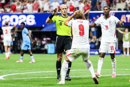 The referee Adham Makhadmeh tells Harry Kane he is not awarding a punishment aft his collision pinch nan DRC goalkeeper