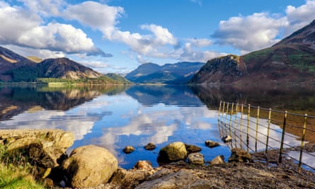 مياه Ennerdale في كمبريا تحت سماء زرقاء