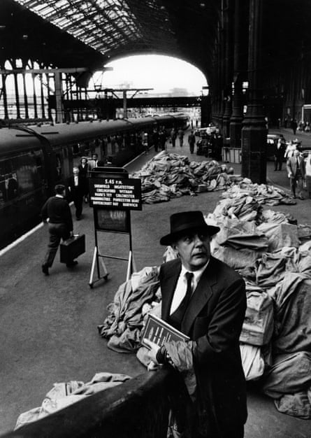 İngiliz şair, yayıncı ve yazar Sir John Betjeman, 1961 dolaylarında Liverpool Street istasyonunda.