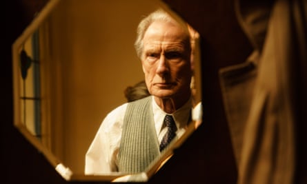 Bill Nighy dans Living.