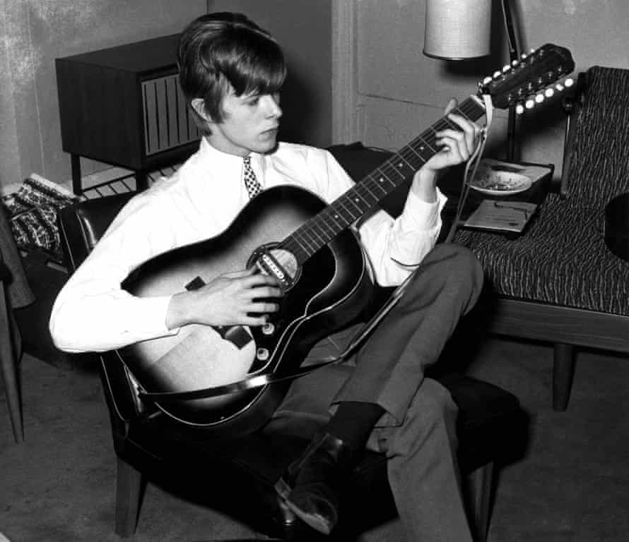 Davie Jones en 1965, jouant d'une guitare acoustique Framus à 12 cordes.