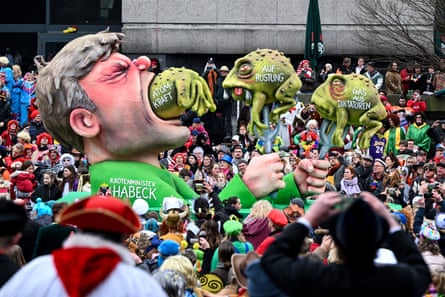 A float at the carnival in Düsseldorf earlier this year, depicting Habeck swallowing toads with the inscriptions ‘Atomic power’, ‘Rearmament’ and ‘Gas from dictatorships’.