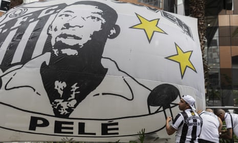 Fans attend a vigil for  Pele in front of Albert Einstein hospital in Sao Paulo, Brazi