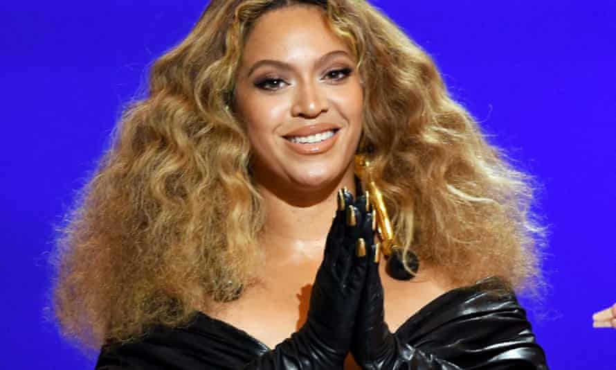 Beyoncé at the Grammys in Los Angeles wearing gloves with gold nails stuck to the outside.