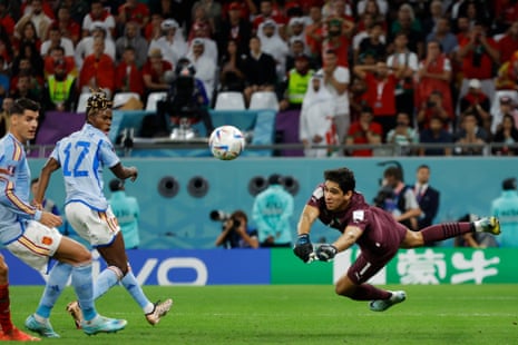 Yassine Bounou makes a late save as Spain's Nico Williams looks on. We go into extra-time.