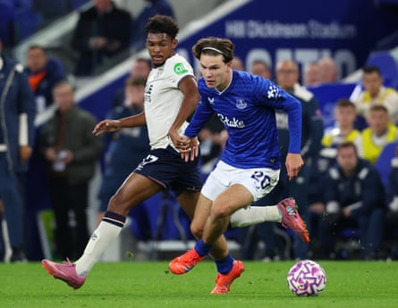 Tyler Dibling playing for Everton