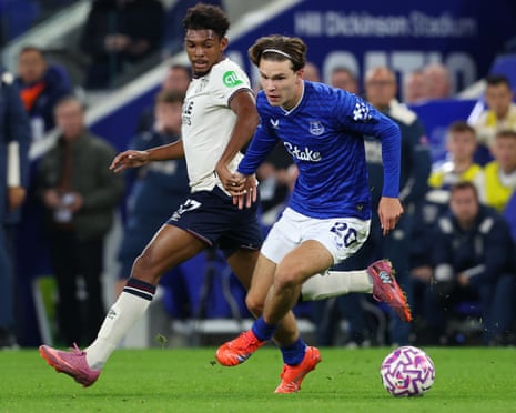 Tyler Dibling, jovem atacante do Everton, em treinamento.
