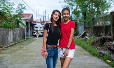 Melanie, left, and Madeline delos Santos, 18-year-old twins who recently made contact with their English father, Ron.