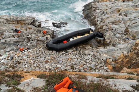 Midilli Adası'ndaki Thermi yakınlarında göçmen gemisinin batmasının ardından sönmüş bir bot ve can yelekleri görülüyor.