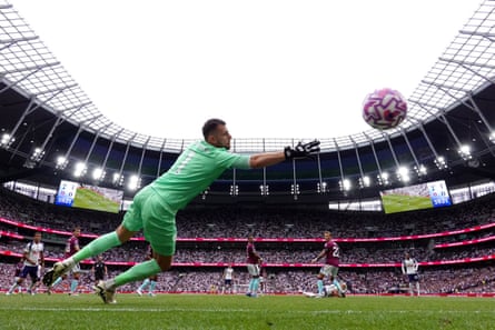 Martin Dubravka of Burnley cannot reach a strike by Richarlison
