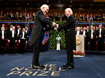 Джон Ф Класер получает Нобелевскую премию по физике от короля Швеции Карла XVI Густава