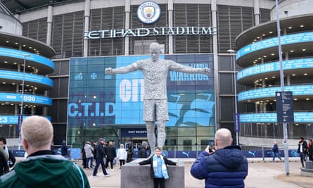 Estatua de Vincent Kompany fuera del Etihad Stadium.