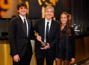 Walter Salles poses with the Oscar for Best International Feature Film for I’m Still Here, from Brazil, along his family at the Governors Ball