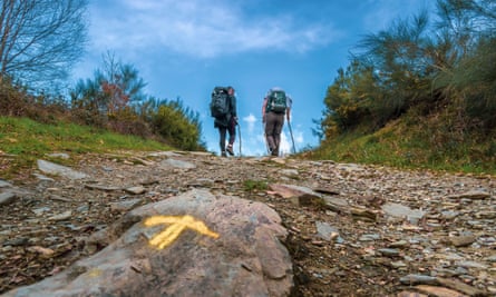 Yellow arrows mark the route.