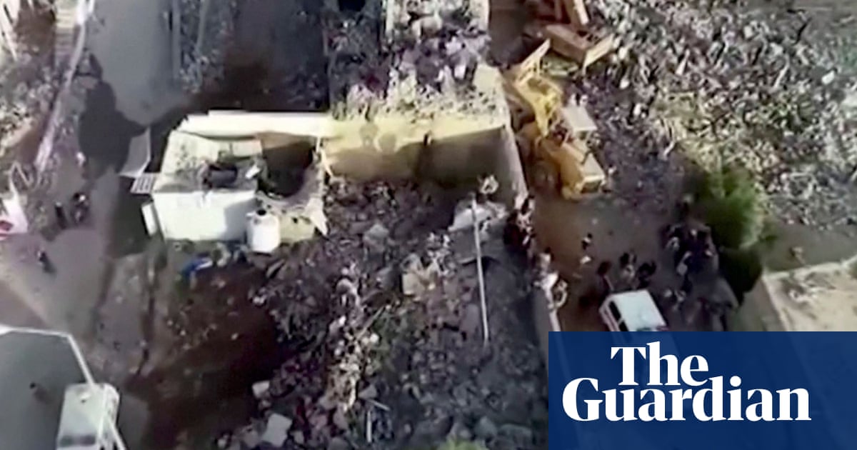 Jemen: hommeltuigmateriaal wys die omvang van vernietiging na lugaanval op die tronk – video
