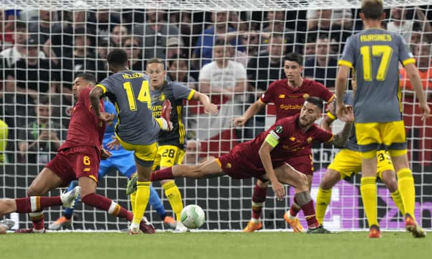 Feyenoord’s Reiss Nelson tries to score.