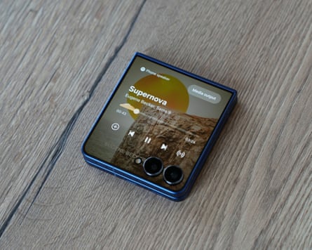 Album art on the external cover display of the Samsung Galaxy Flip 7.