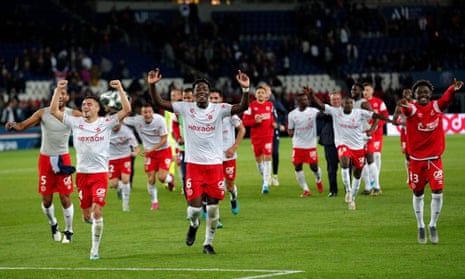 Reims players run towards their fans after beaing PSG 2-0 in the Parc des Princes.