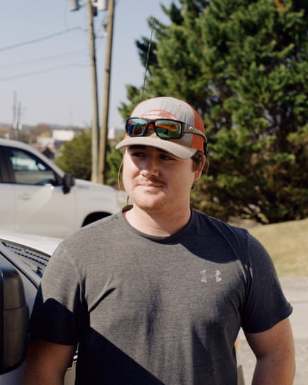 Man wearing a cap with a top and black shirt and sunglasses