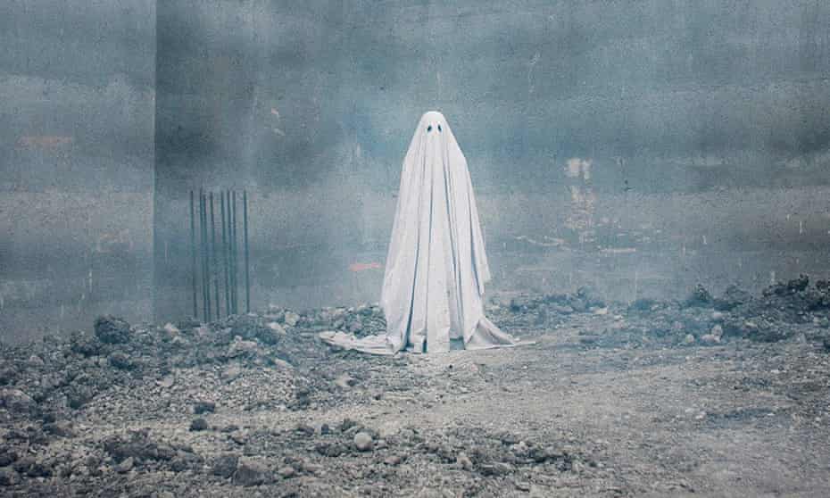 A Ghost Story Review Casey Affleck Goes Undercover In A Strange And Haunting Tale Romance Films The Guardian