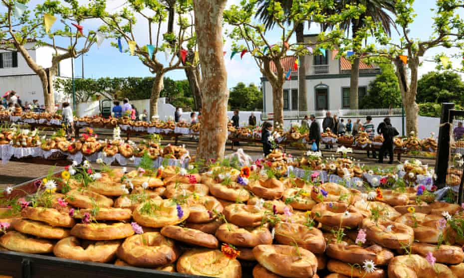 El pan que se muestra se llama rosquilhas y es un manjar en las Azores. Muchos de los panes se exhiben afuera en una mesa.
