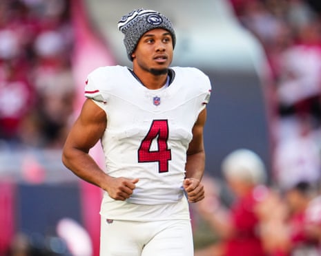 Rondale Moore nel calcio di Purdue uniforme che fa una presa durante la partita del college