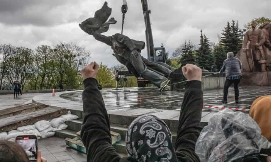 The dismantling of the Soviet-era bronze monument 