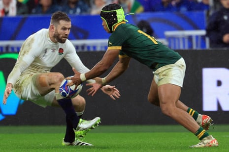 Kurt-Lee Arendse of South Africa knocks the ball forward whilst under pressure from Elliot Daly of England.