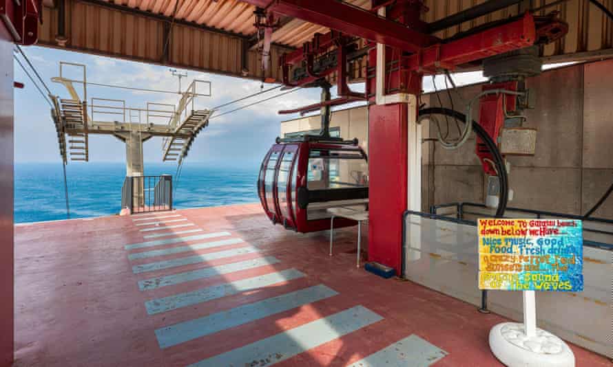 Teleférico para a praia de Karajav