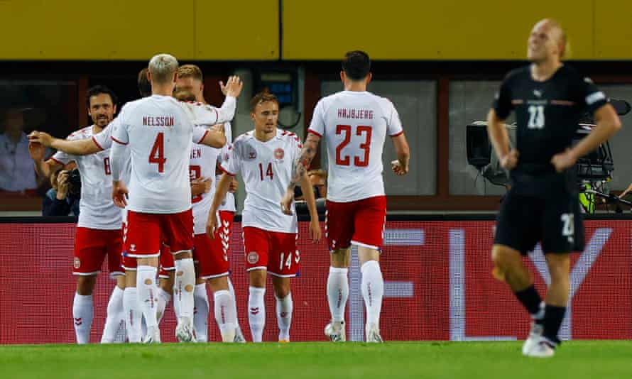 Jens Stryger Larsen célèbre son vainqueur avec ses coéquipiers danois à Vienne.