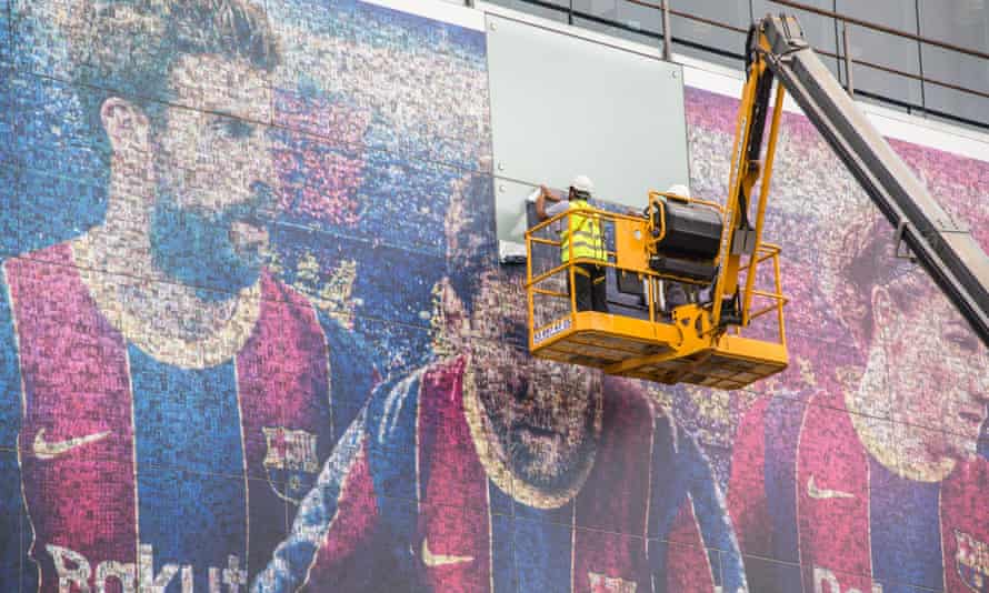 Une image de Lionel Messi est retirée d'une affiche au Camp Nou le 10 août