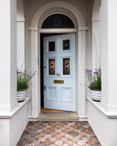 Ubin Spanyol yang diselamatkan di beranda.