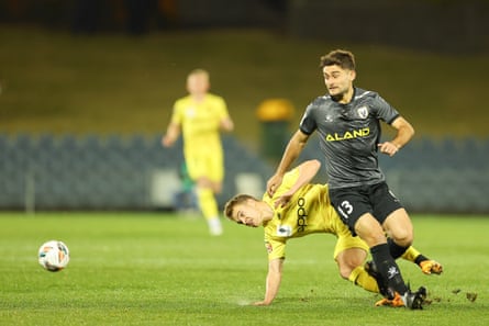 Australia Cup finalists Macarthur and Sydney United close friends and even closer enemies | FFA Cup 6 Ivan Vujica slips past the Wellington Phoenix defence in the quarter-final at Campbelltown.