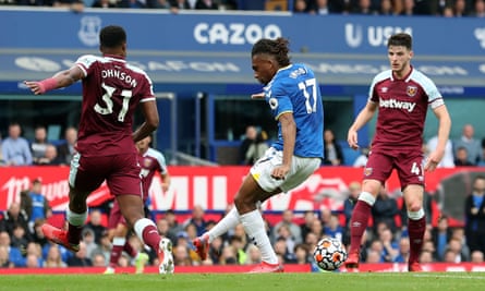 Alex Iwobi fluffs a golden chance to put Everton ahead against West Ham