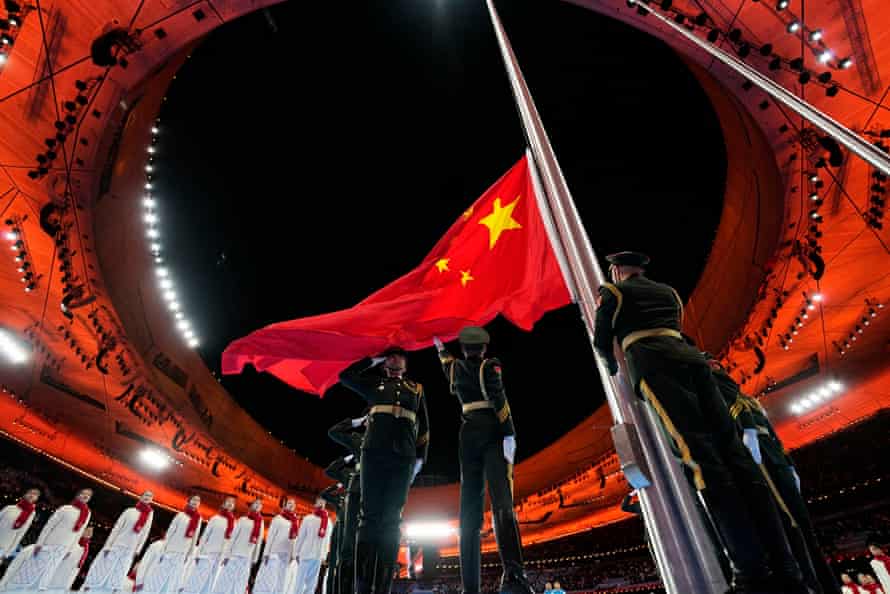 冬季オリンピックとパラリンピックの両方を開催するという国際オリンピック委員会の決定に対する多くの批判の後、開会式で中国の旗が掲げられました。