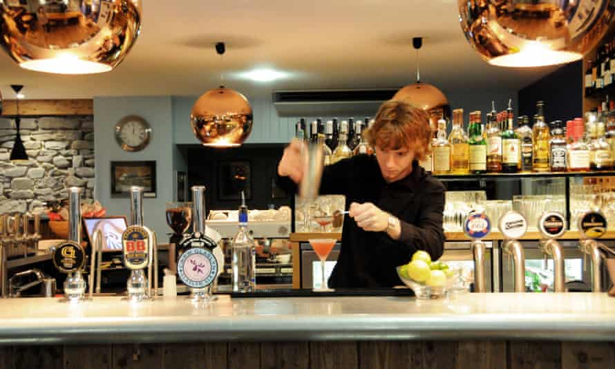 Un camarero detrás de la barra en The Harbourmaster Pub en Aberaeron