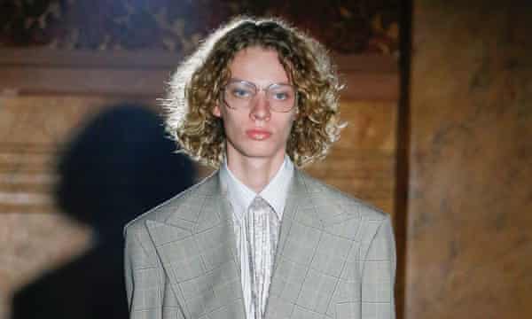 En model på Gucci-catwalken, SS2019, modeugen i Paris.