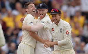 解雇Cheteshwar Pujara后,英格兰的Chris Woakes与Ben Stokes和Joe Root一起庆祝。