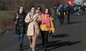 La gente que sale de Donetsk controlada por la Rusia separatista llega al puesto de control fronterizo de Matveyev Kurgan el 18 de febrero.
