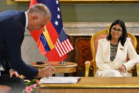 Delcy Rodríguez with the US energy secretary, Chris Wright, during the signing of an oil agreement in Caracas on 2 September.