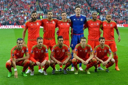 Wales and their weirdly evolving football team photo formations | Wales ...