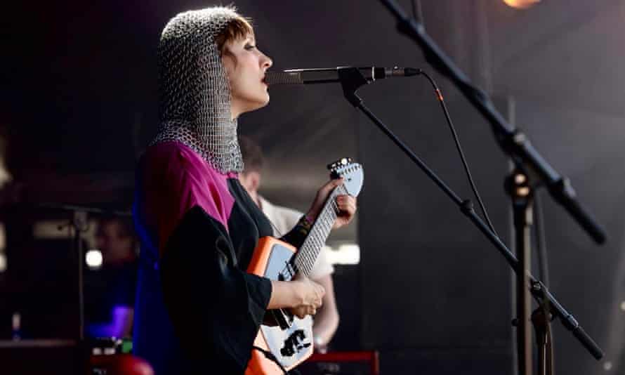 كيت لي بون على خشبة المسرح.