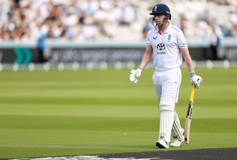 Dan Lawrence, da Inglaterra, deixa o campo após ser derrubado por Mohammad Abbas