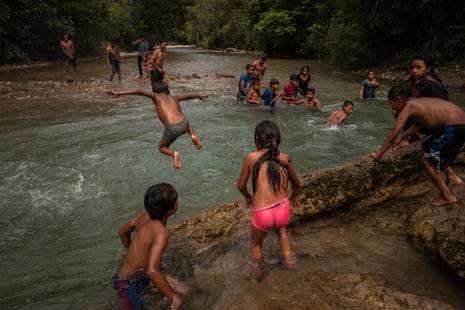 Yulchén Frontera'dan çocuklar Pojom Nehri'nde oynuyor