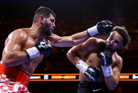 Filip Hrgović em ação contra Moses Itauma durante a luta pelo título dos pesos pesados da IBF na O2 Arena em Londres.