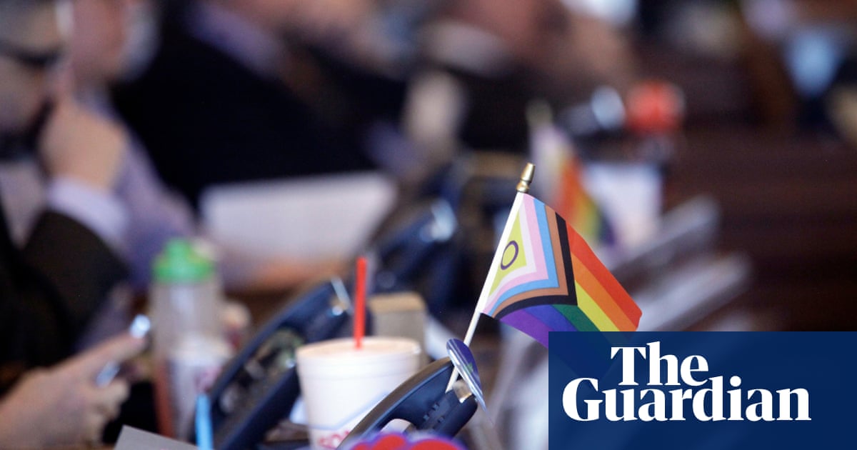 Специалната сесия идва след изненадващо вето от губернатора чиито предложени