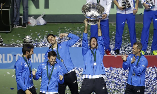 Juan Martín del Potro lifts the Davis Cup trophy after Argentina won the final against Croatia in Zagreb.